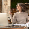 Foto di persona al lavoro in coworking