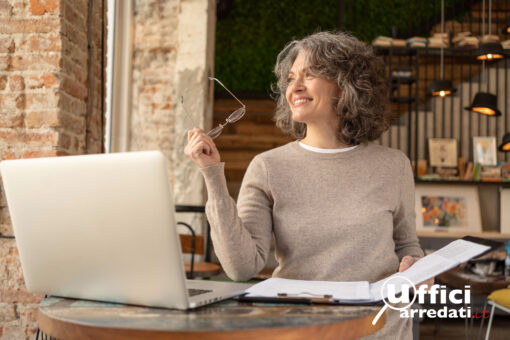 Foto di persona al lavoro in coworking